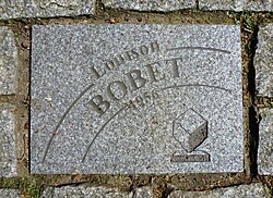Losa de pavimento dedicada a Louison Bobet