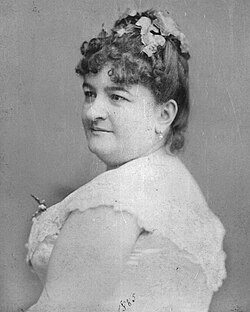 Fotografía de Emilia Pardo Bazán tomada en 1885