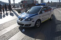 Vehículos y personal de la policía portuaria en las instalaciones de Barcelona.