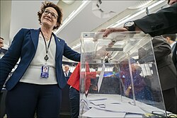 Eurodiputada votando en la investidura de von der Leyen