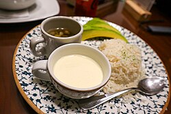 Alcaparras, crema de leche, arroz y aguacate