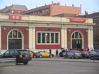 Acceso a la estación de San Andrés Arenal ubicada en las inmediaciones de la avenida Meridiana.