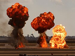 Explosión con gasolina durante una exhibición en un espectáculo aéreo