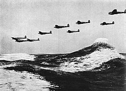 Escuadrilla de bombarderos Heinkel He 111 cruzando el canal de la Mancha