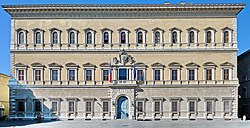 Aspecto actual de la fachada del Palacio Farnesio en Roma