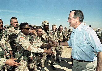 El presidente Bush visitando a las tropas durante la Guerra del Golfo
