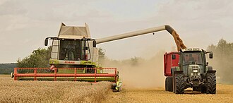 Cosechadora trabajando en un campo de trigo