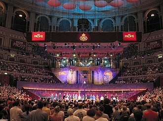 Concierto de los Proms en el Royal Albert Hall en 2004 con el busto de Henry Wood visible