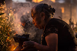 Mujer en la celebración del Día de Muertos
