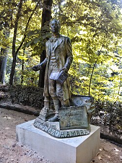 Estatua dedicada a Washington Irving en los jardines de la Alhambra