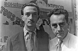 Salvador Dalí junto a Man Ray en París