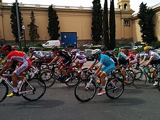 Pelotón ciclista recorriendo una carretera durante la Volta a Cataluña 2015