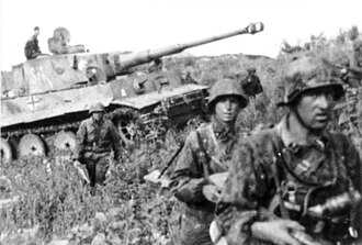 Tropas de la 2.ª División SS Das Reich junto a un carro de combate Tiger I durante la batalla de Kursk