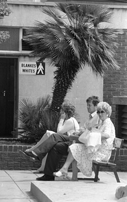 Señales del régimen del apartheid con entrada solo para blancos en 1985.
