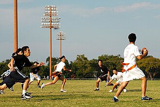 Partido de fútbol bandera disputado en la Universidad de Texas en Austin