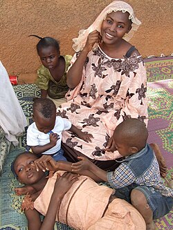 Familia en un entorno urbano de Niamey, Níger.