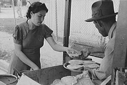 Vendedor de frijoles horneados y tortillas en San Antonio fotografiado por Russell Lee en 1939.