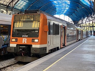 Automotor eléctrico de la serie 451 de Renfe estacionado en el recinto