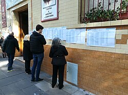 Ciudadanos consultando el padrón electoral
