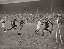 Fotografía histórica de un partido de lacrosse celebrado como deporte de exhibición en los Juegos Olímpicos de Londres 1948.