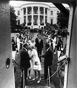 Nixon abandona la Casa Blanca tras su dimisión