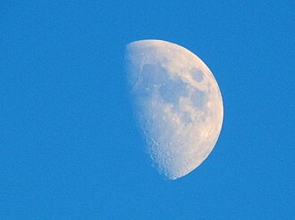 Luna gibosa creciente vista durante el día