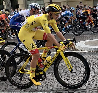 Tadej Pogačar durante la última etapa en París antes de entrar al circuito final de los Campos Elíseos.