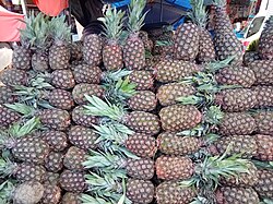 Comercialización de piñas en un mercado popular en Tarija, Bolivia.