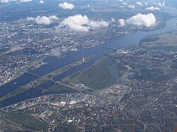 Vista aérea de la isla de Zaķusala y el río Daugava