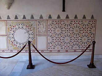 Zócalo mudéjar del patio del castillo de Luna