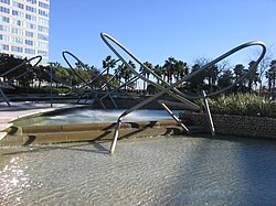Detalle de los elementos escultóricos y mobiliario urbano