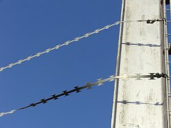 Alambre de espino en una valla