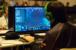 Jugador de Dota 2 compitiendo en un evento presencial.