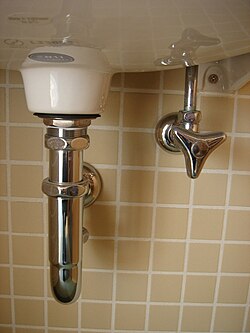 Conexión de un lavabo al drenaje en una casa.