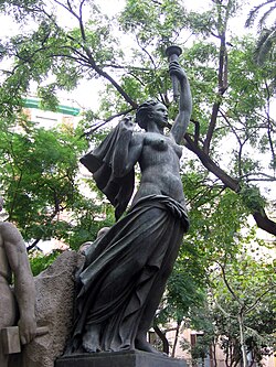 Figura de la República en el monumento A Francesc Layret