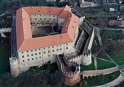Vista aérea que muestra los bastiones defensivos en el castillo de Siklós en Hungría.