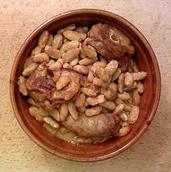 Cassoulet presentado en su tradicional cazuela de barro