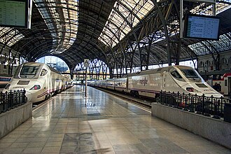 Trenes Alvia estacionados en los andenes de la estación en el año 2010