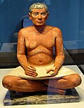 Escultura policromada de un escriba sentado del Antiguo Egipto.