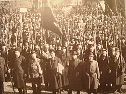 Manifestación de obreros armados y la Guardia Roja