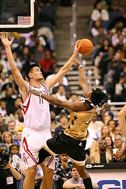 Yao Ming tapando un tiro