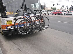 Autobús urbano con un portabicicletas frontal en uso