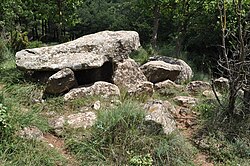 Restos arquitectónicos de un dolmen megalítico en Cataluña.