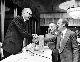 Fotografía histórica de Maclyn McCarty junto a Francis Crick y James D. Watson