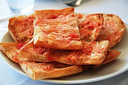 Preparación de pan con tomate típico