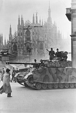 Tropas alemanas de la División Leibstandarte-SS Adolf Hitler en Milán