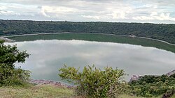 Lago Lonar en India formado por impacto de meteorito.
