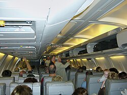 Pasajeros a bordo de la cabina de un avión comercial modelo Boeing 737.