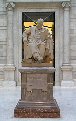 Estatua en la Biblioteca Nacional