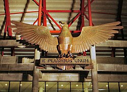 Águila Vitória posada junto al lema E Pluribus Unum